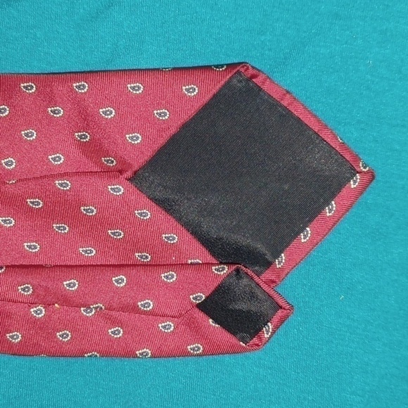 VGUC - Wembley Red 100% Silk w/Tiny Paisley Men’s Tie - Picture 6 of 6